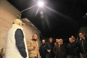 Podemos visita a los vecinos de La Juliana, que han instalado una farola en la calle Perla de Cádiz