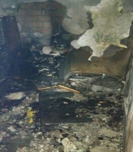 Los Bomberos de La Línea intervienen en el incendio de una vivienda