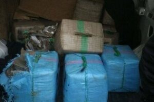 Tras una persecución, las autoridades incautan 390 kilos de hachís en una furgoneta