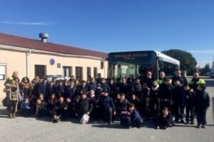 Estudiantes conocen el transporte urbano y la Jefatura de la Policía Local
