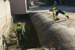 Trabajos de limpieza en el colector de recogida de la carretera El Cobre