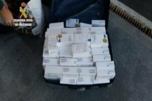 La Guardia Civil interviene más de 500 teléfonos móviles ocultos en un vehículo