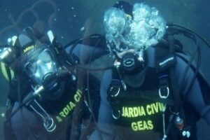 Recuperados 17 fardos de hachís que estaban flotando en el dique norte del puerto de Algeciras