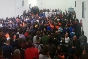 Los estibadores estudian movilizaciones contra la decisión del Gobierno