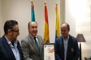 La Hermandad de Antiguos Caballeros Legionarios entrega carnet de socio al alcalde