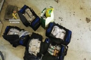 Detenidos los tres tripulantes de un pesquero en Tarifa con 119 kilos de hachís