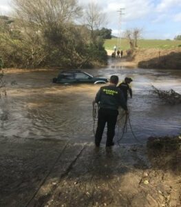 Rescatadas cuatro personas atrapadas en el cauce del río Horzgarganta
