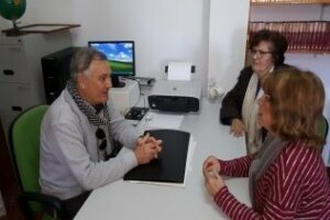 Inauguran la primera oficina telemática de atención a mayores en Andalucía