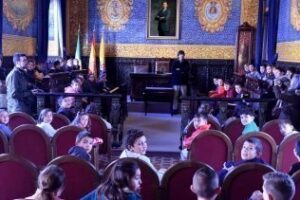 Alumnos del colegio Parque del Estrecho visitan el salón de plenos del Ayuntamiento
