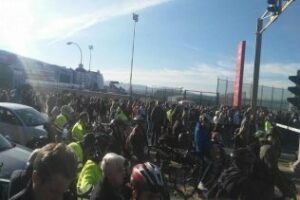 Un avión militar provoca un caos circulatorio en la frontera de Gibraltar