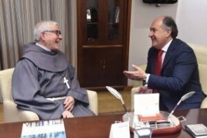 Landaluce recibe al hermano Isidoro de la Congregación de la Cruz Blanca