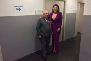 Laura Gallego llena con su voz el Teatro Florida para presentar Tour Vintage"