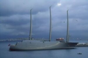 Atraca en Gibraltar el gigante de las olas: 330 millones de libras (video)