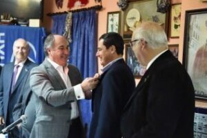 Juanma Moreno recibe la distinción carnavalesca ``Ortiga de Oro 2017´´