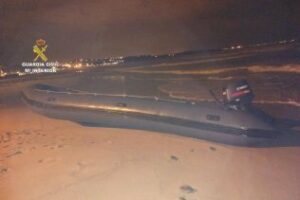 Narcos tirotean a patrulleras en una persecución en el Estrecho