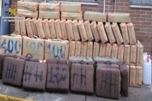 La Guardia Civil interviene más de 3 toneladas y media de hachís en la bahía de Algeciras