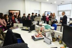 Alumnos del IES Baelo Claudia conocen el funcionamiento de la televisión municipal