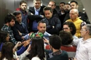 Espadas en alto entre la estiba y Fomento... decreto y huelga