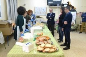 El alcalde comparte con la comunidad educativa del Mediterránea los actos del Día de Andalucía