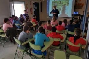 Escolares del CEIP Santa Teresa aprenden sobre protección en la red