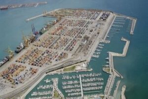 Empresas del puerto de Valencia suspenden de empleo y sueldo a los estibadores por la marcha lenta