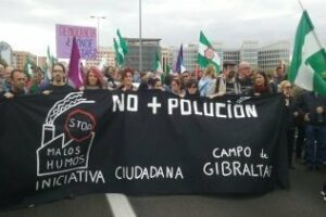 Podemos protesta en Sevilla y Algeciras contra la contaminación industrial en la Bahía