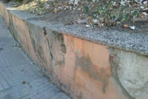 Denuncian el deterioro del muro situado junto a la antigua biblioteca Cristóbal Delgado