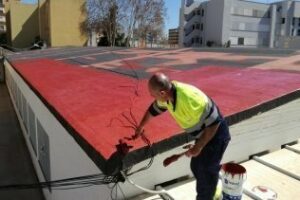 El Ayuntamiento realiza trabajos de mantenimiento en la escuela infantil El Faro