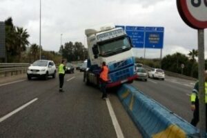 Casi tres horas de atasco por el accidente de un camión de Maersk