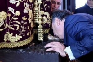 El alcalde participa en el tradicional Besapié del Cristo de Medinaceli