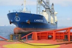 Remolcan un buque con 14 tripulantes a la deriva a 2,4 millas de Punta Carnero