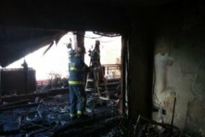 El incendio en una vivienda de Fuentenueva se salda con cuatro personas intoxicadas