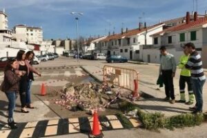 El Ayuntamiento reubica en la acera las farolas de Ronda Paco de Lucía en El Saladillo
