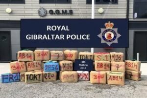 Localizan flotando más de una tonelada de hachís