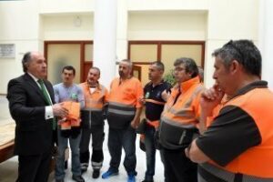 El alcalde recibe a los representantes de los estibadores para reiterarles su apoyo