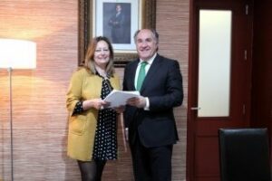 Landaluce recibe las firmas que piden que el pabellón polideportivo lleve el nombre de Juan Carlos Mateo