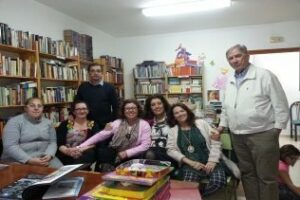 Visita de Emilio Herrera y Juanamari Moreno a la biblioteca El Acebuchal