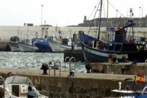 El temporal provoca cancelaciones en el Estrecho y el cierre del puerto de Tarifa