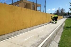 Educación actúa en el muro exterior del CEIP Mediterráneo  Luis Unciti"