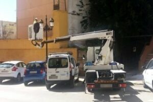 El Ayuntamiento mejora las farolas de la calle Inmaculada