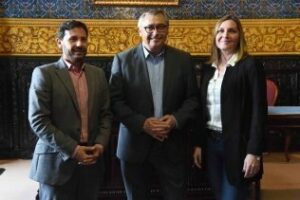 Michael Robinson graba en el Salón de Plenos para su nuevo programa sobre fútbol