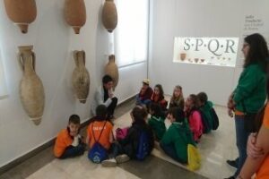 Scouts del grupo Al-hadra" conocen la historia de la ciudad a través del Museo Municipal