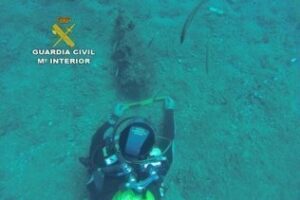 Detonan una antigua bomba de aviación encontrada en aguas próximas a la Playa de Poniente