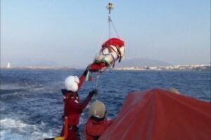 Hallados 3 cadáveres y 3 personas vivas en una patera en el Estrecho