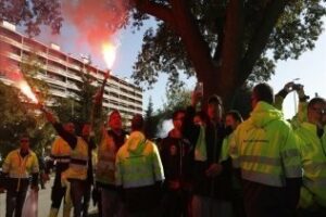 Más de 200 estibadores protestan frente a Rajoy con bengalas y petardos en Barcelona