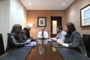 El alcalde ofrece las instalaciones deportivas López Hita" en El Saladillo