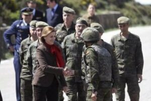Visita de la ministra de Defensa al Acuartelamiento El Bujeo