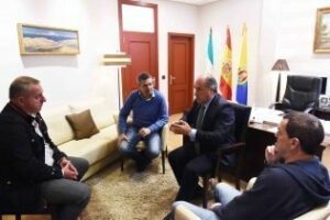 El alcalde mantiene un encuentro con los representantes de los estibadores de Algeciras