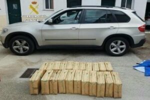 Intervenidos 556 kgrs de hachís en un vehículo, deteniendo a su conductor y al del vehículo lanzadera"