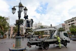 El Ayuntamiento rehabilita los mástiles del alumbrado de la Plaza Alta